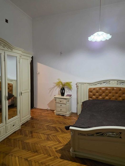 Inchiriez apartament  3 camere , situat în zona Biserica Rosie Arad