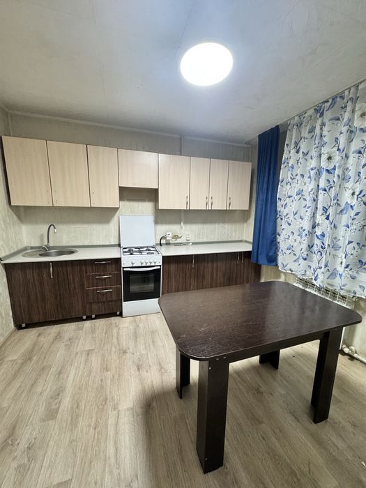 Кухонный гарнитур + газ плита + мойка, кран + стол