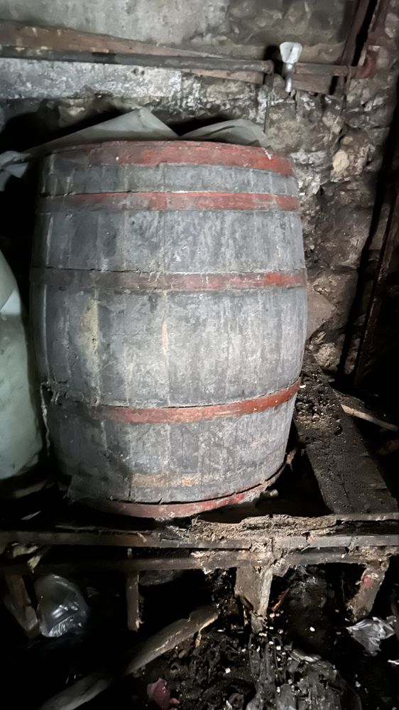 Две стари каци за вино или ракия