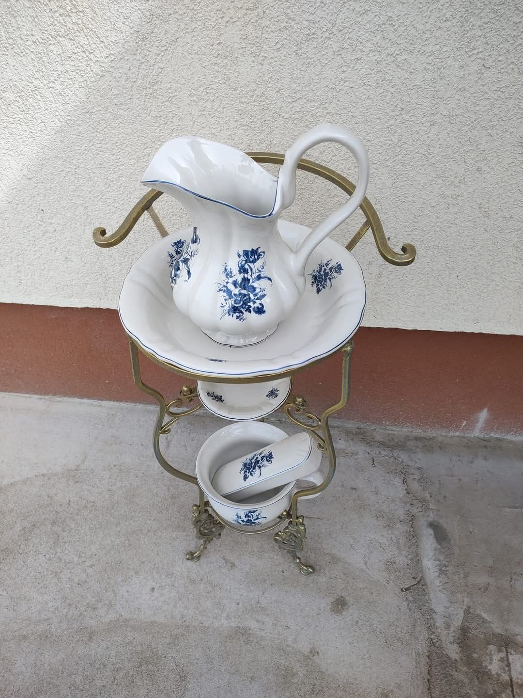 De vânzare lavoar din fonta cu accesorii din porțelan englezesc