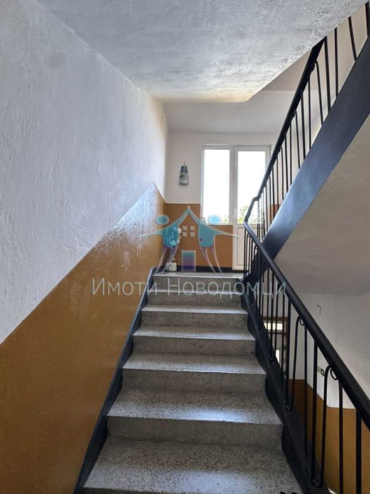 Продава се тухлен етаж от къща, в гр.Шумен, кв. Втори корпус