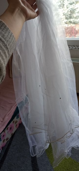 Voal alb cu pietricele