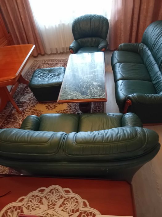 Canapele  pele naturală combinată cu lemn cireș.