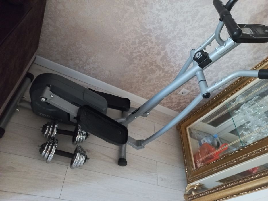 Срочно продаётся  эллиптический тренажёр в отличном состоянии новый