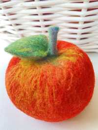 Валяное шерстяное яблоко сувенир символ города Алматы
