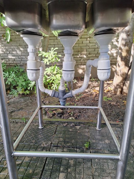 Продава се професионална неръждаема мивка с три корита + смесител