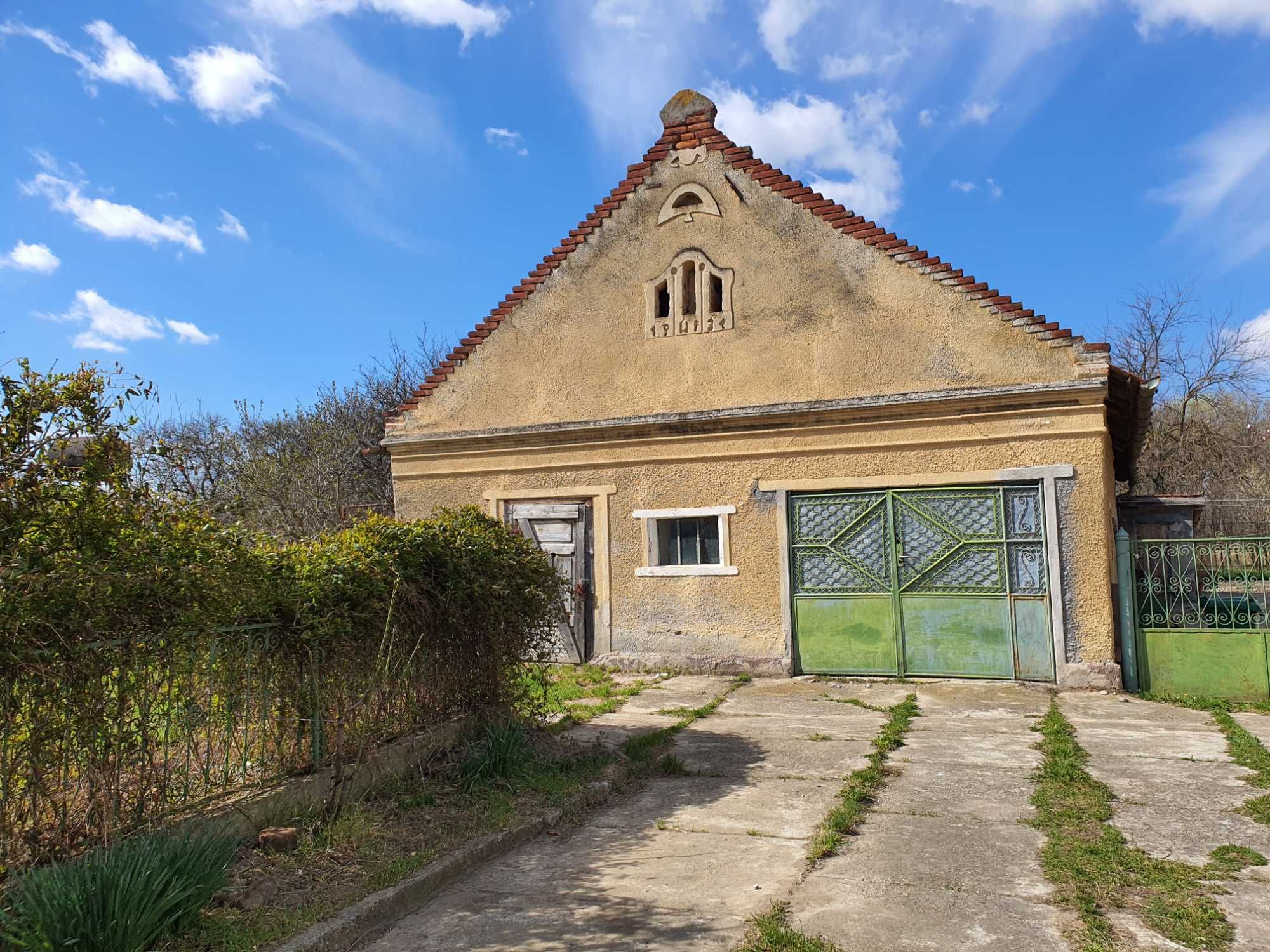 Casa, curte, gradina si livada in Barastii Hategului