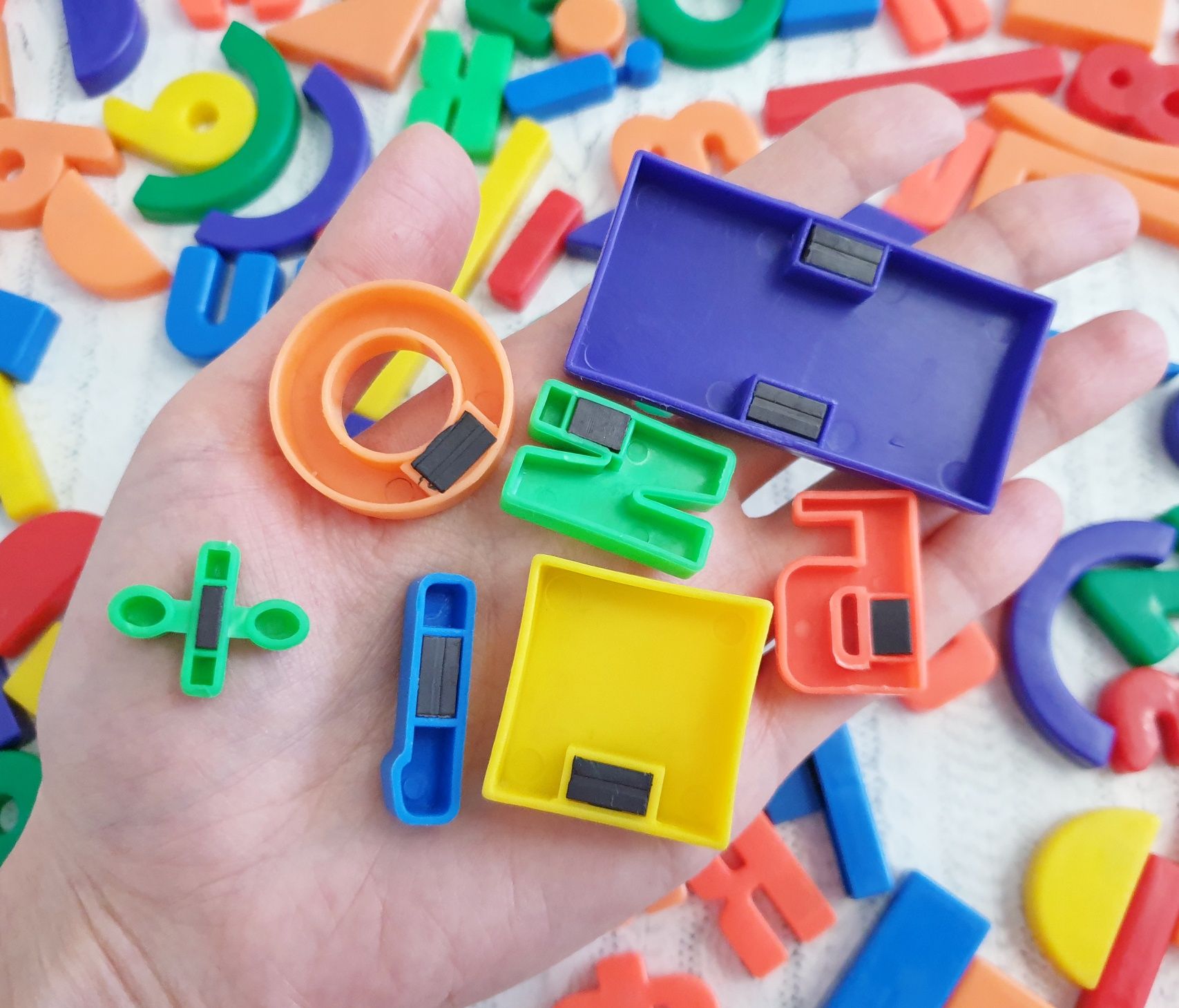 Детские игрушки: магнитный конструктор, кубики