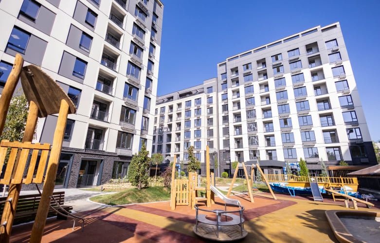 Квартира 3х команатная в Красу-6,1 этаж 93.38 кв, кадастр есть.