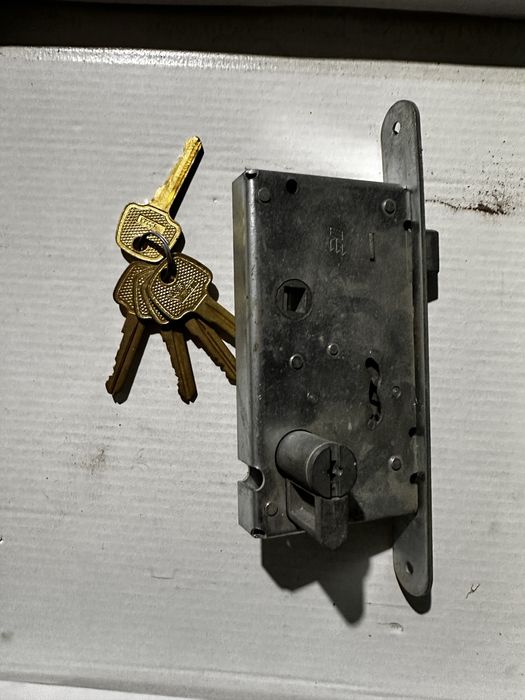 Замок на дверь, ворота