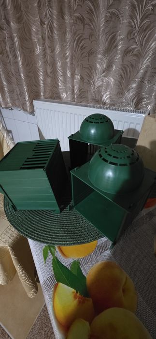 Cuiburi din plastic pentru păsări exotice