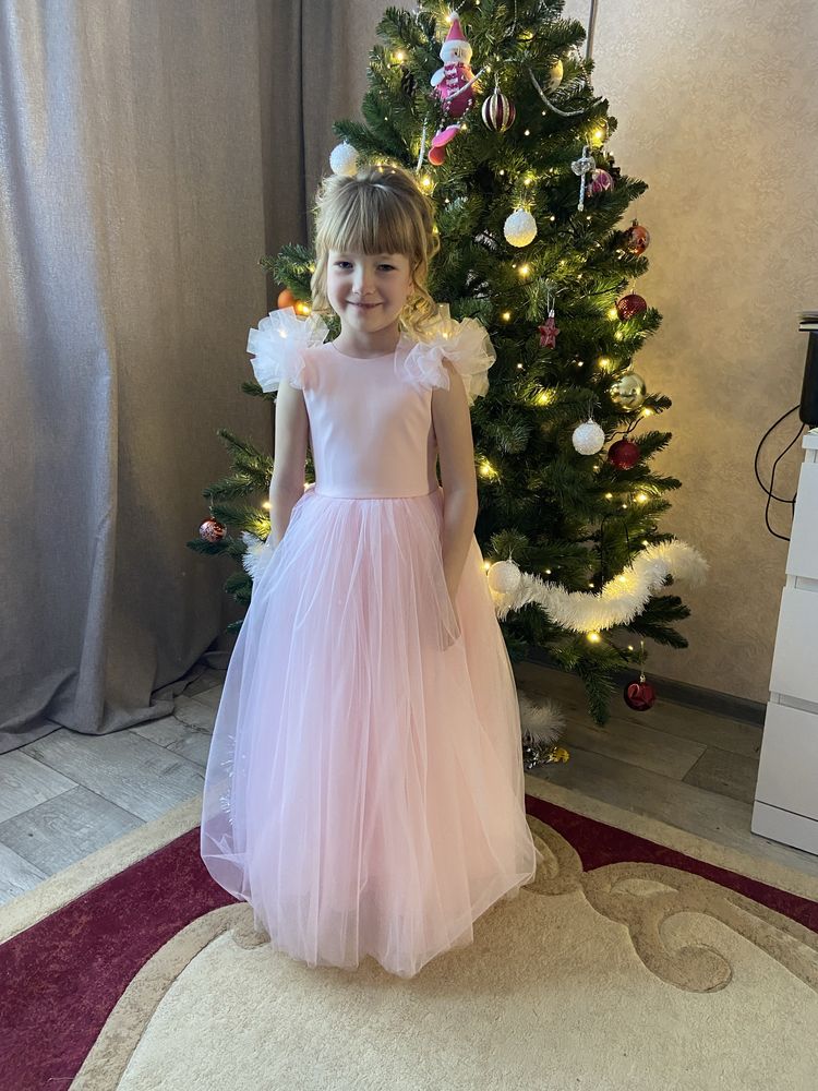 Продам платье на девочку 6-7 лет