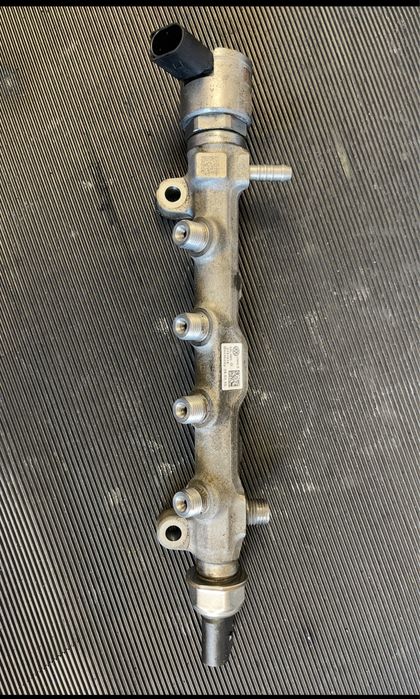 Rampa injectoare passat b8. 04L089G