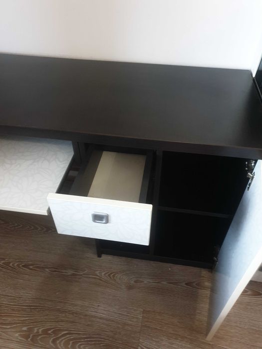 Birou mare wenge cu alb cu flori pe colt