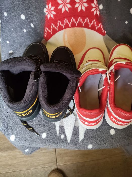 Vând doua perechi Adidas