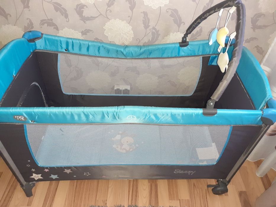 Vând pătuț+saltea cocos,masă bebe