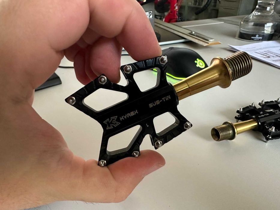 Set pedale KCNC Slim Road Kyrex cu ax din otel, NEGRE