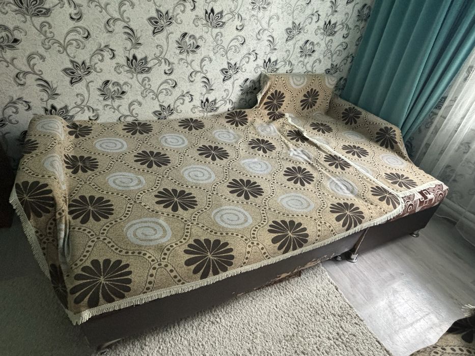 диван б/у вместе с покрывалом