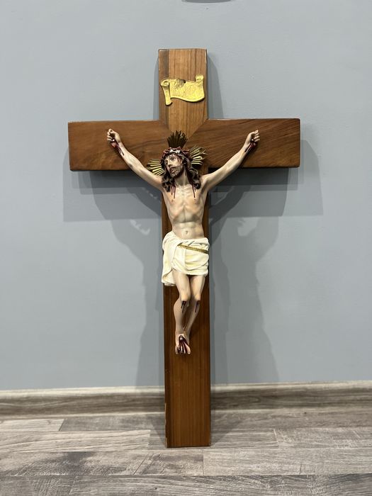 Голямо дървено разпятие