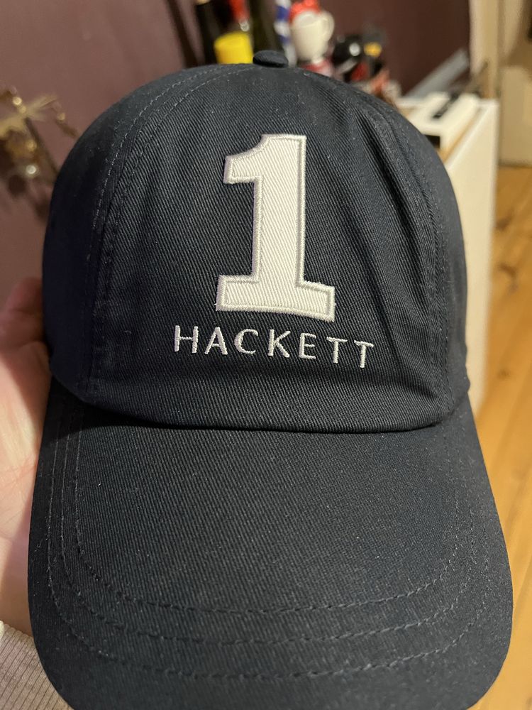 Продавам НОВА шапка HACKETT London