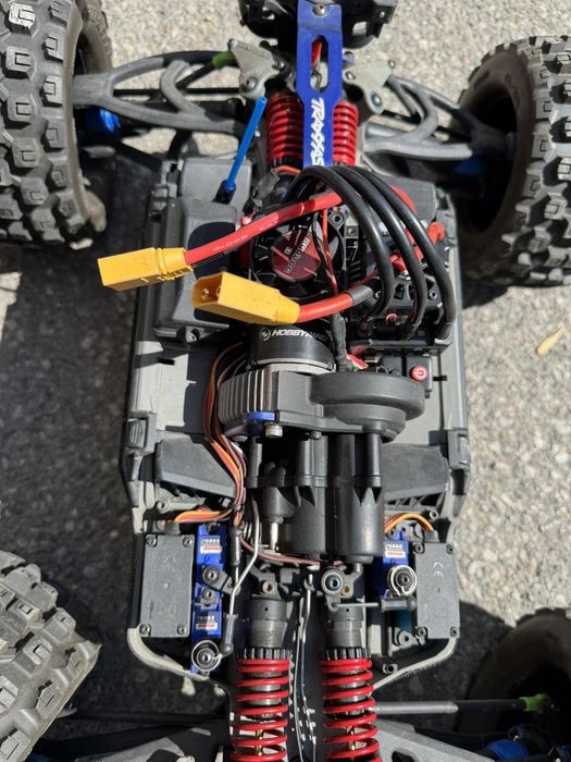 Продавам Traxxas summit