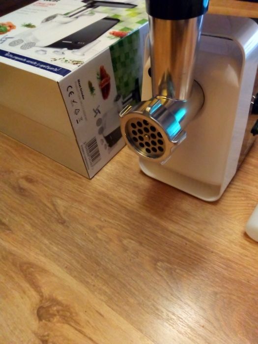 Masina de tocat carne Heinner 1300 W,accesoriu carnati, cutit inox,nou