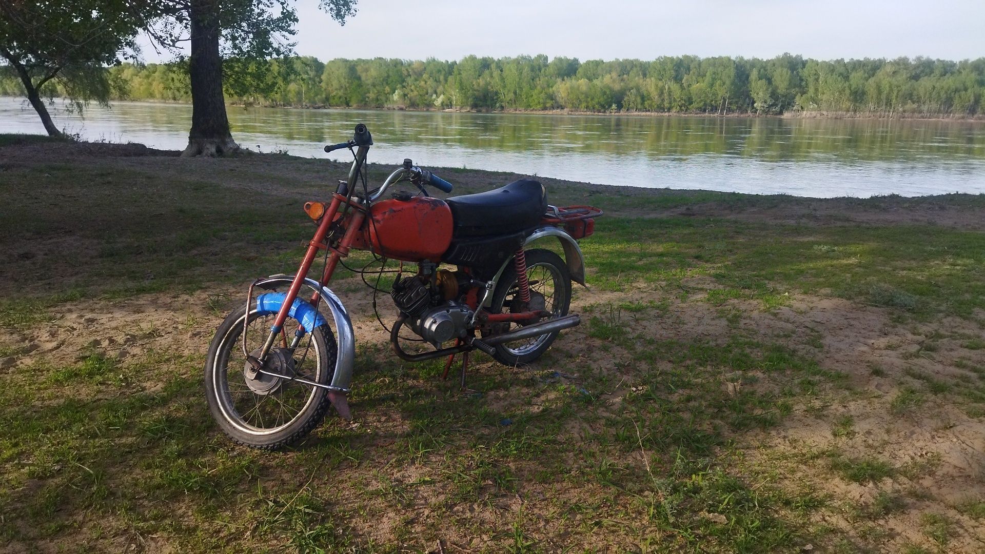 Мопед карпаты красный