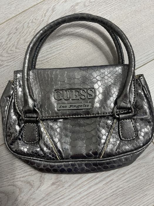 Poseta Guess impecabila si pantaloni scurti