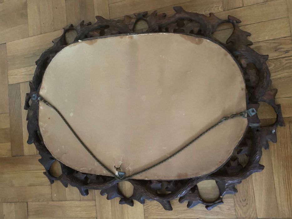 Oglinda, lampadar, lustra, toate sculptate manual.