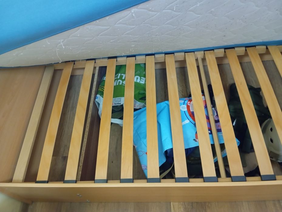 Vând ramă pat cu tot cu saltea