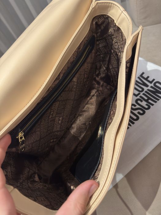 Кожена чанта на марката Love Moschino.