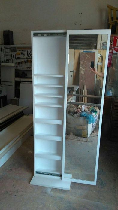 Зеркало шкаф купе с полочками