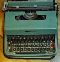 Продавам пишеща машина Olivetti Lettera 32, отлично състояние, с калъф