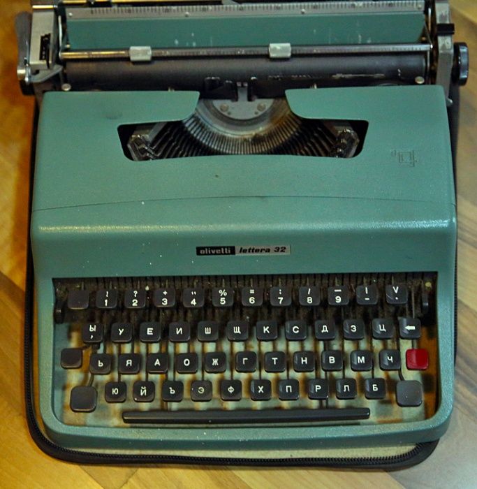 Продавам пишеща машина Olivetti Lettera 32, отлично състояние, с калъф