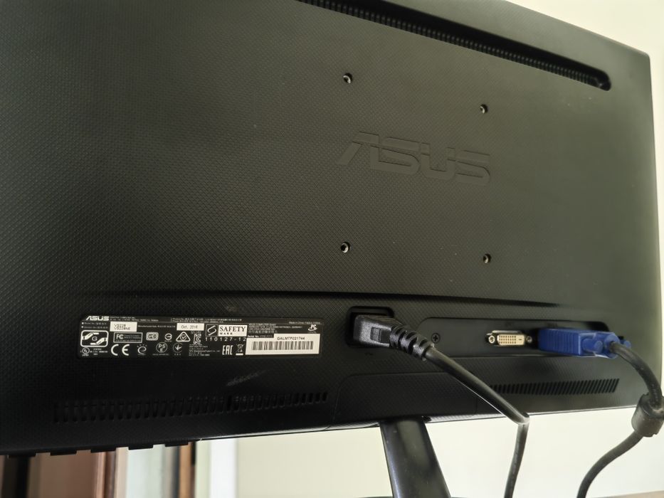 Монитор Asus подарявам