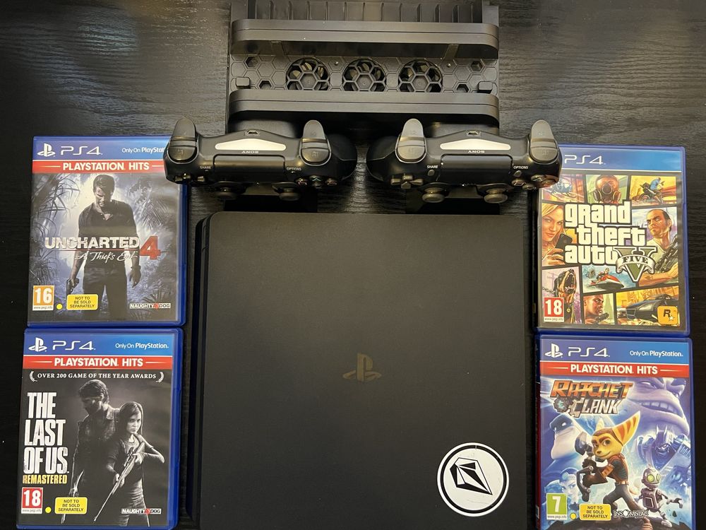 PS4 Slim + 2 Controllere + Stand cu ventilație +4 Jocuri