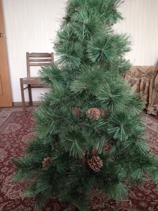 Продам  новогоднюю ёлку 120 см высотой и ёлочные игрушки, гирлянды и