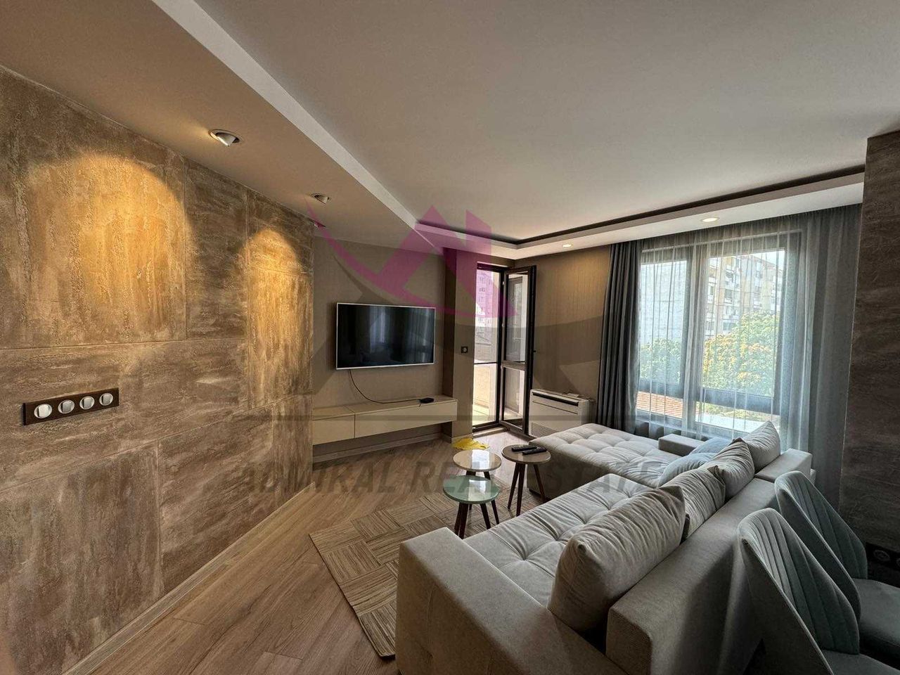 Дава се под наем Тристаен апартамент в Варна, Левски - 130 кв.м за 800 € - Снимка #3