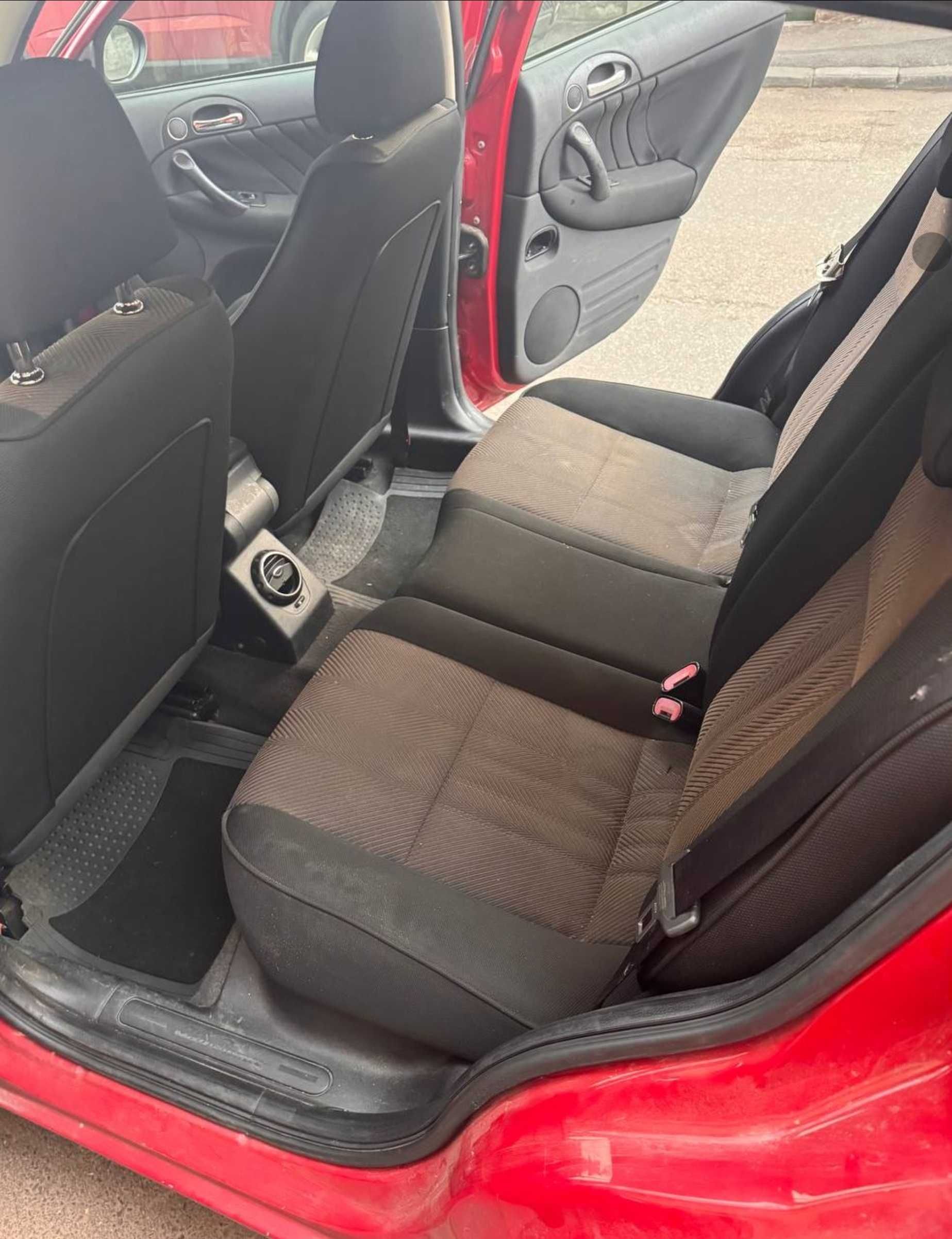 Alfa Romeo 147 rosu