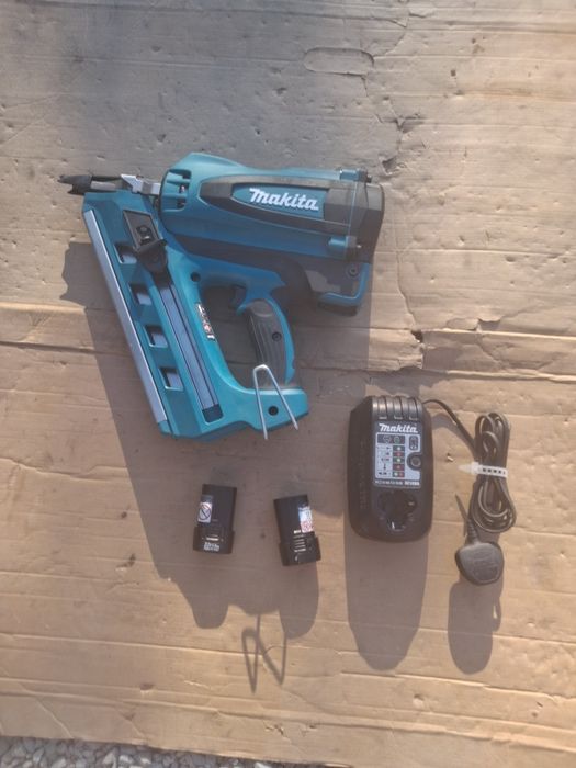 Pistol cuie makita  GN 900 ( ca nou )