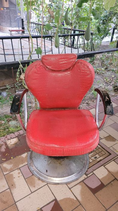 Мебель с раквиной и кресло