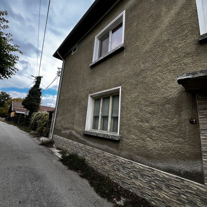 Двуетажна къща 160кв.м + двор 1200кв. м