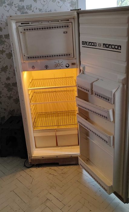 Продавам тих и напълно работещ хладилник с камера