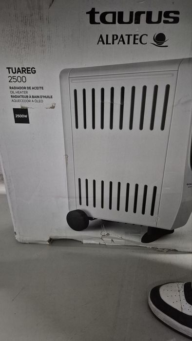 Маслен радиатор Taurus Tuareg 2500. 
Мощност: 2500W
Двоен ефект