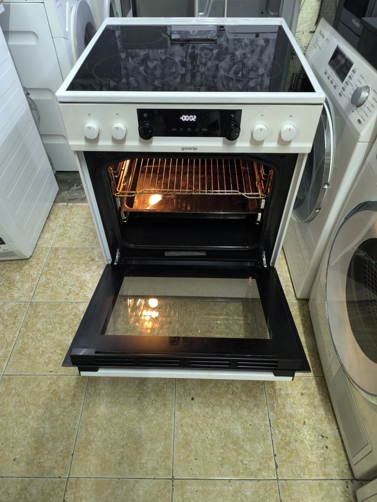 Свободнстояща печка с керамичен плот Gorenje