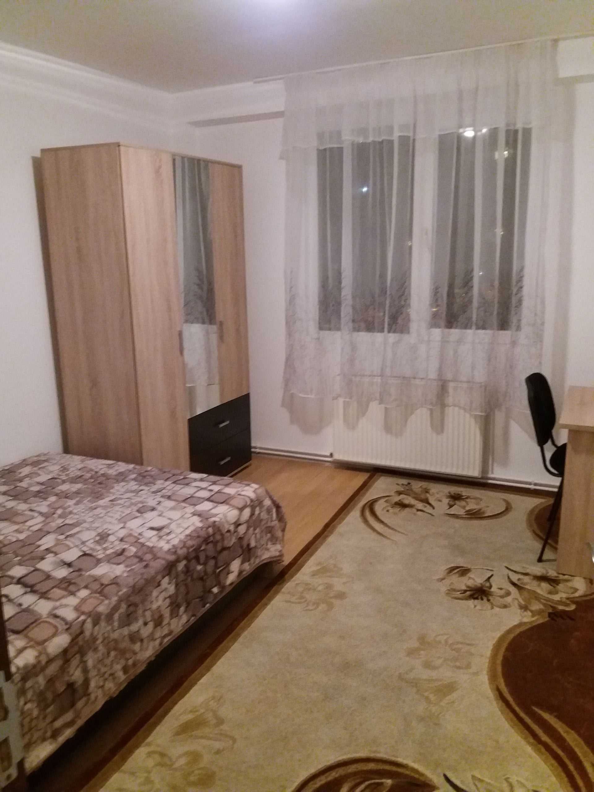 Camera de inchiriat la apartament cu 3 camere.