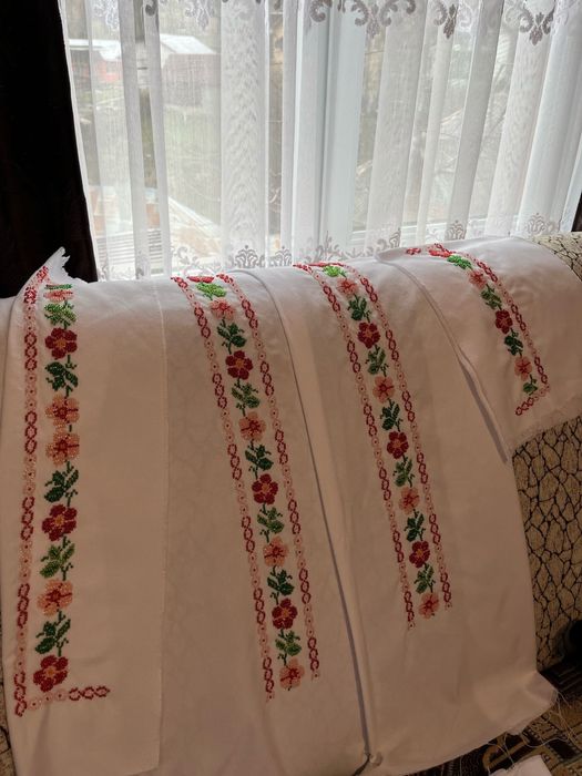 Vând cămasa de bărbati cusuta manual cu margele