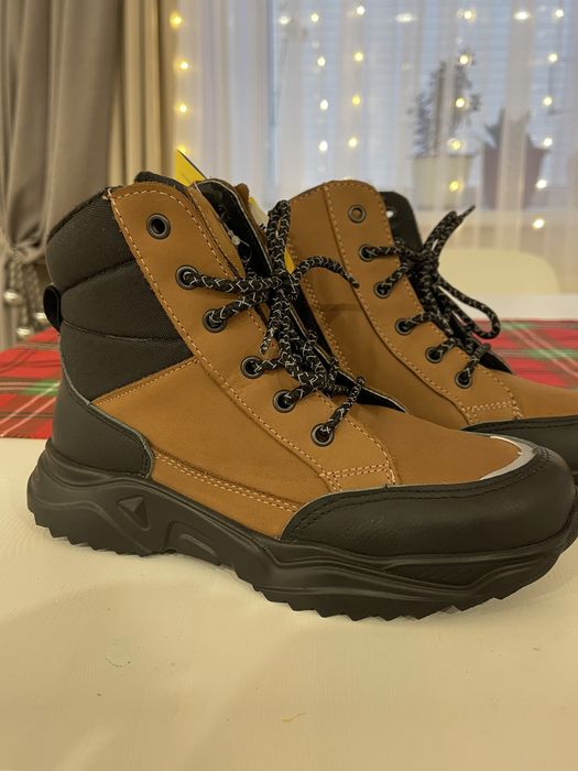 Продам новые зимние ботинки на мальчика 38рр (Котофей)