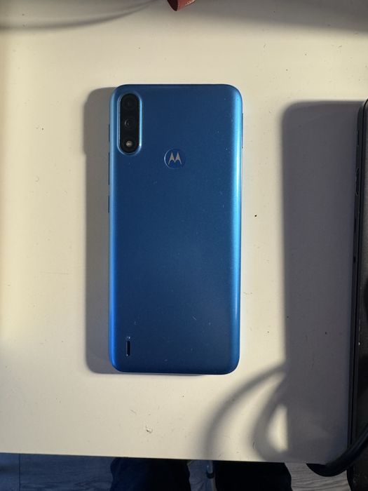 Телефон Motorola E7