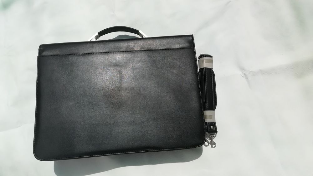 Servieta bărbătească, modernă, puțin folosita. Vezi foto.